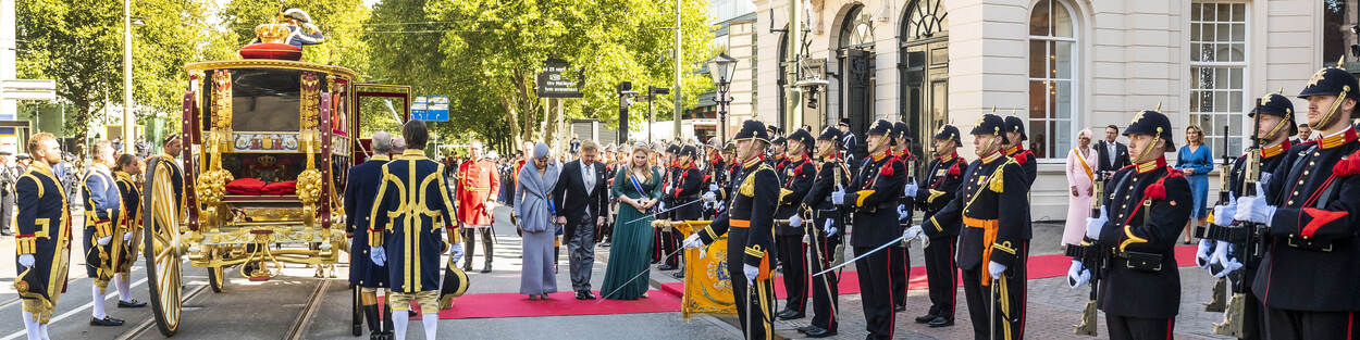 Koning Willem-Alexander, Koningin Máxima en de Prinses van Oranje groeten het vaandel van het Korps Mariniers