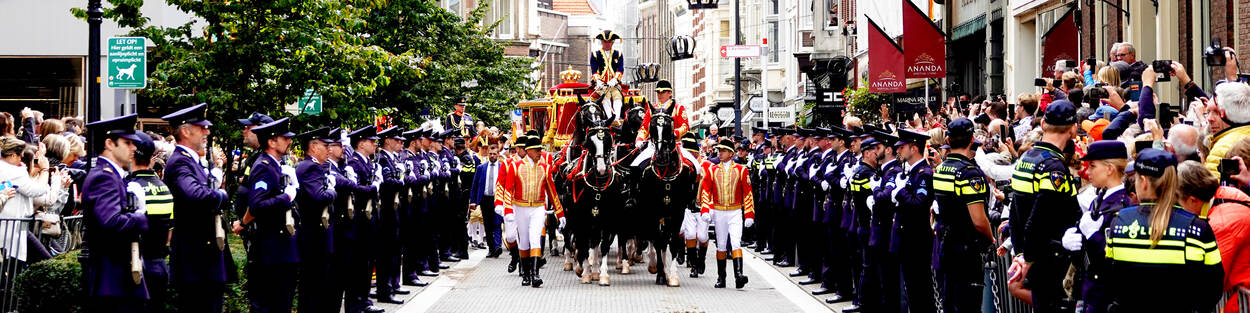 Koning Willem-Alexander, Koningin Máxima en de Prinses van Oranje rijden in de Glazen Koets naar Paleis Noordeinde in Den Haag