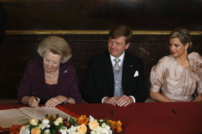 Koningin Beatrix ondertekent de Akte van Abdicatie, 2013.
