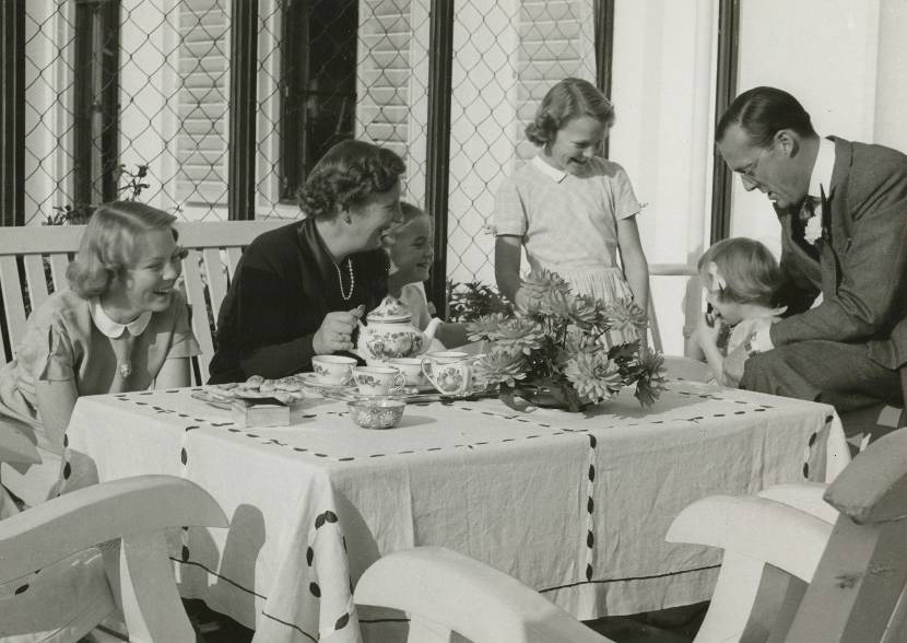 Koningin Juliana en Prins Bernhard met hun dochters, Paleis Soestdijk, 1951
