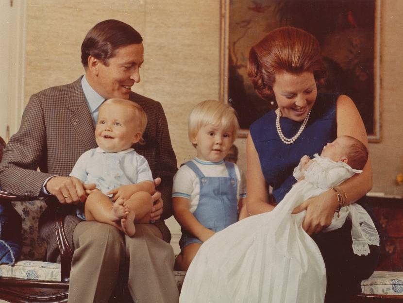 Prins Claus en Prinses Beatrix met hun zonen de Prinsen Friso, Willem-Alexander en Constantijn, 1969