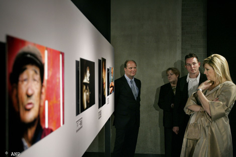 Den Haag, 5 maart 2007: Persfotograaf Robin Utrecht geeft Prinses Máxima een rondleiding langs de tentoonstelling World Portraits in het Museon