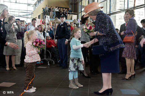 Groningen, 30 maart 2007: een meisje biedt de Koningin bloemen aan in het Universitair Medisch Centrum Groningen