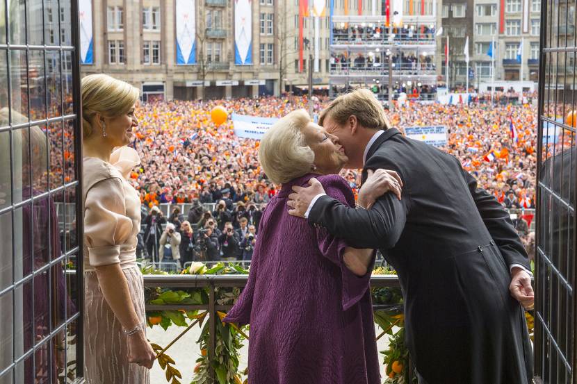 Koning, Koningin en Prinses op balkon Paleis Amsterdam.