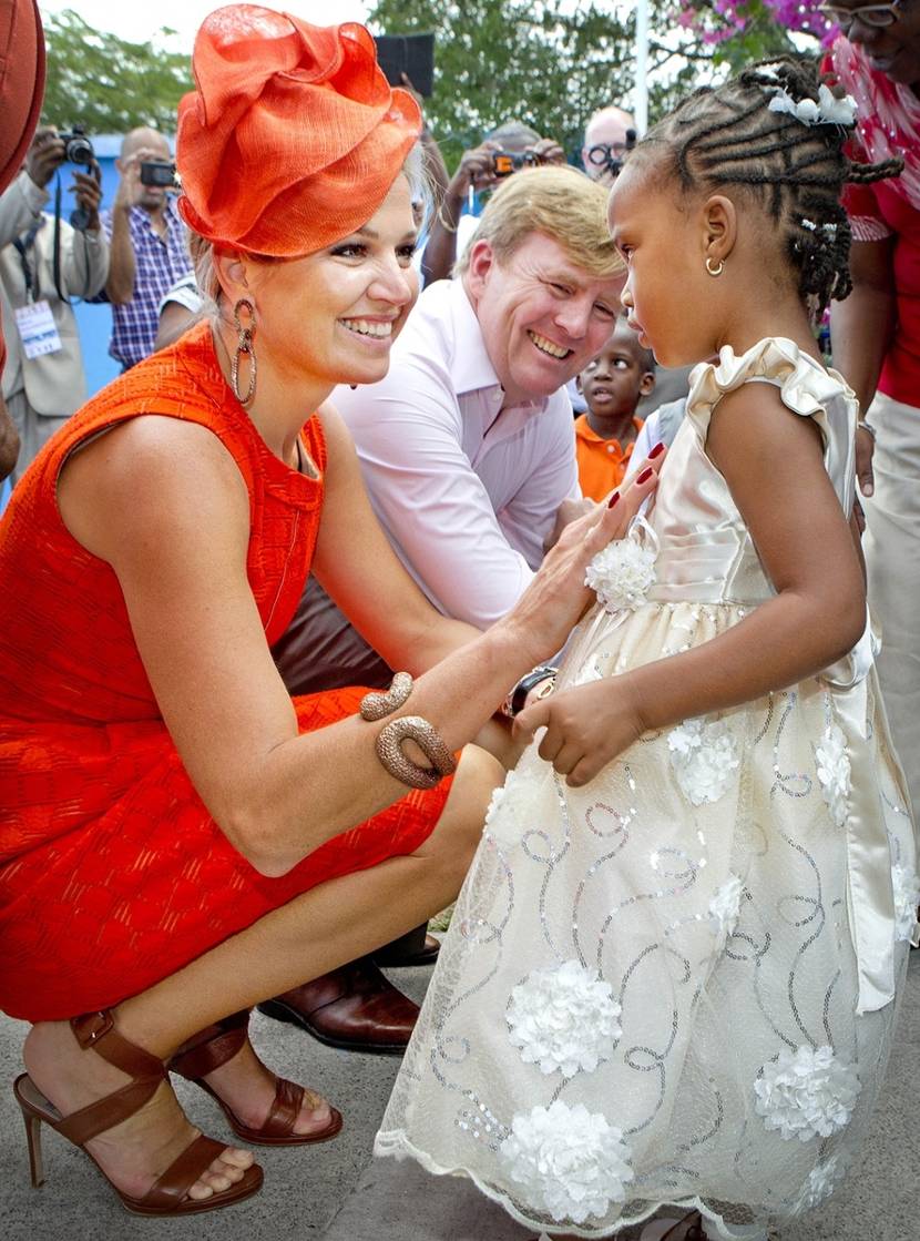 Koning Willem-Alexander en Koningin Máxima worden begroet door een meisje van dagopvang Buzzy Bees, Sint Eustatius.