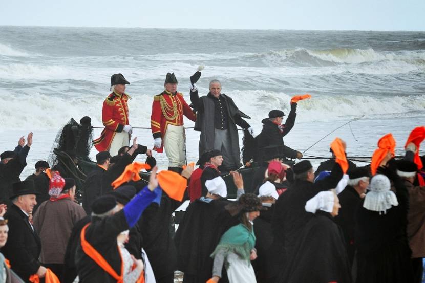De nagespeelde historische landing van Prins Willem Frederik (gespeeld door Huub Stapel) in 1813 op het strand van Scheveningen.