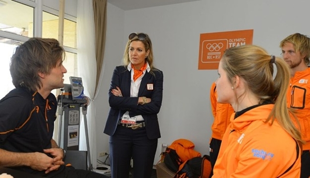 Koningin Máxima in gesprek met Nederlandse sporters in het olympisch dorp