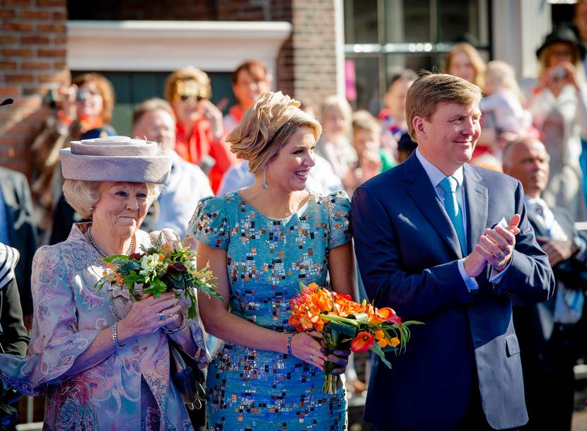 Prinses Beatrix, Koningin Máxima en Koning Willem-Alexander vieren Koningsdag mee in De Rijp