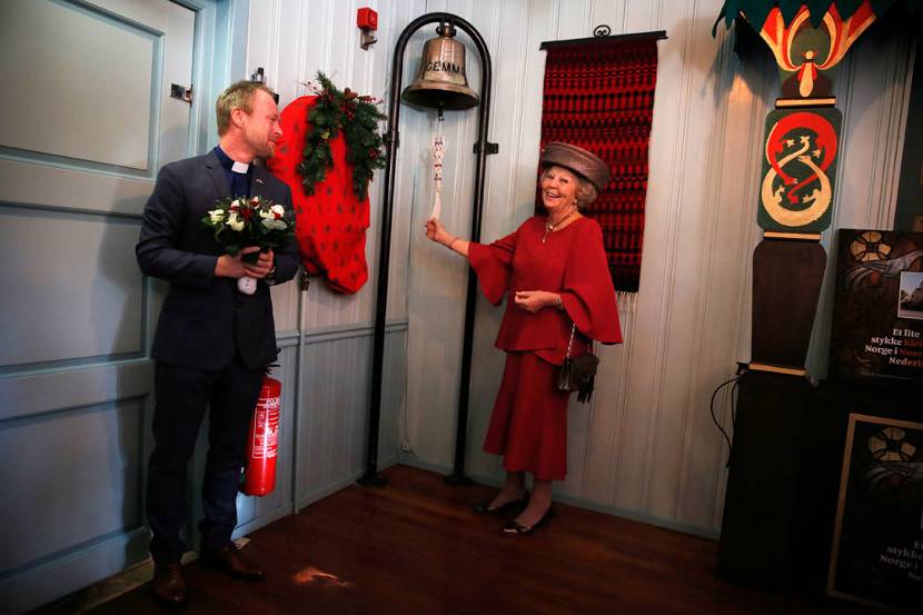 Prinses Beatrix opent 90e kerstmarkt in Noorse Kerk Rotterdam.