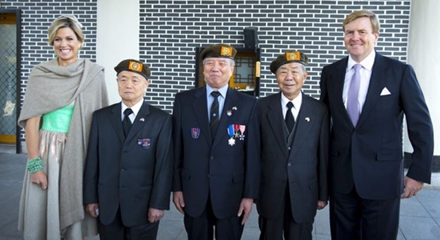 Koning Willem-Alexander en Koningin Maxima met 3 Koreaanse veteranen van het voormalige Nederlandse VN-bataljon.