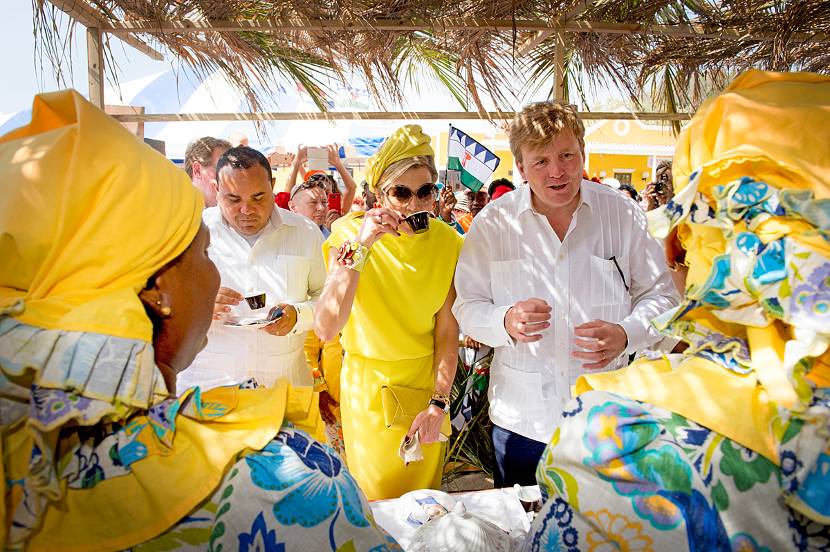 Koning Willem-Alexander en Koningin Máxima bezoeken de 'Stentenstraat', een proeverij met traditionele gerechten van Bonaire.