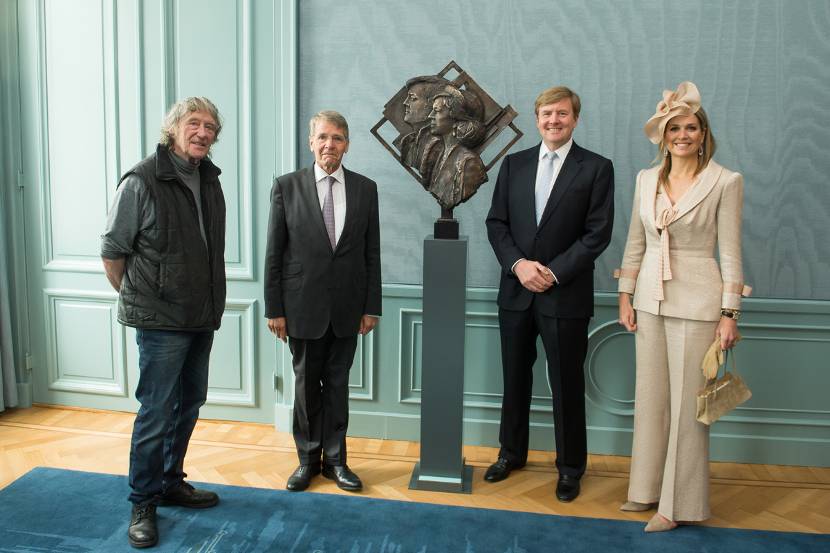 Koning, Koningin en kunstenaar Eric Claus met het bronzen dubbelportret van de Koning en de Koningin