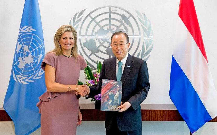 Koningin Máxima overhandigt secretaris-generaal Ban Ki-moon het zesde jaarverslag van haar VN-activiteiten om meer mensen toegang te geven tot financiële diensten als een bank- of spaarrekening, leningen of verzekeringen.
