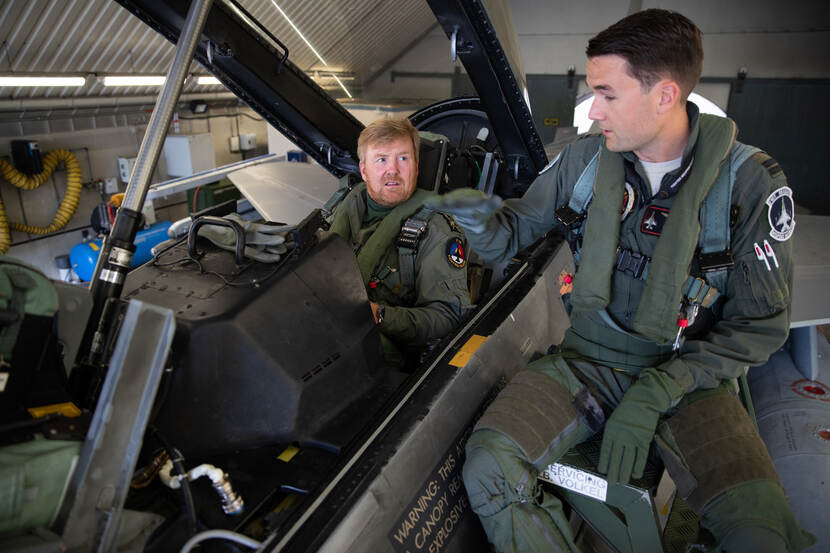 Koning Willem-Alexander neemt deel aan een trainingsmissie tijdens zijn werkbezoek aan vliegbasis Volkel