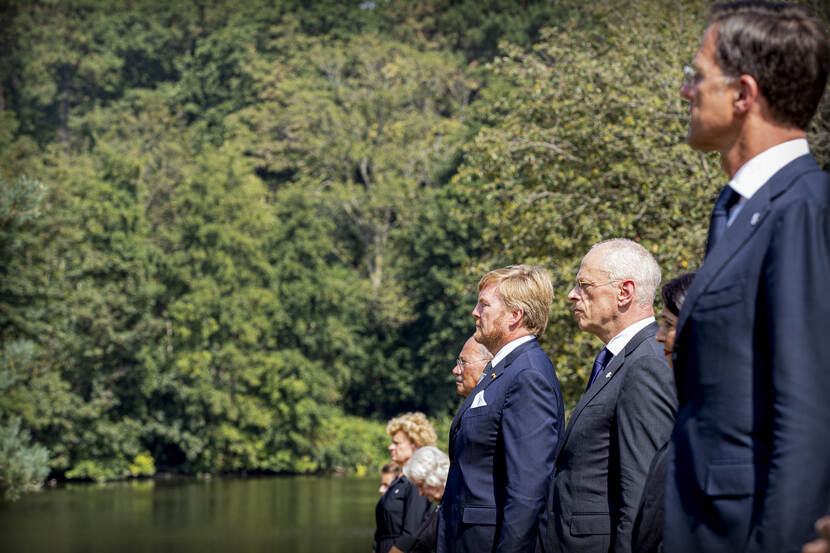 Koning Willem-Alexander en minister-president Rutte houden bij het Indisch Monument 1 minuut stilte