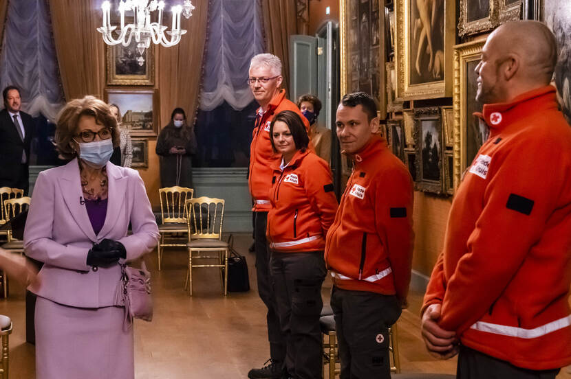 Prinses Margriet met enkele vrijwilligers van het Rode Kruis
