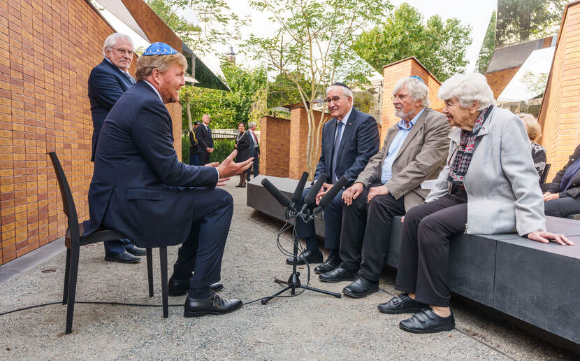 Koning Willem-Alexander spreekt met overlevenden van de Holocaust en nabestaanden