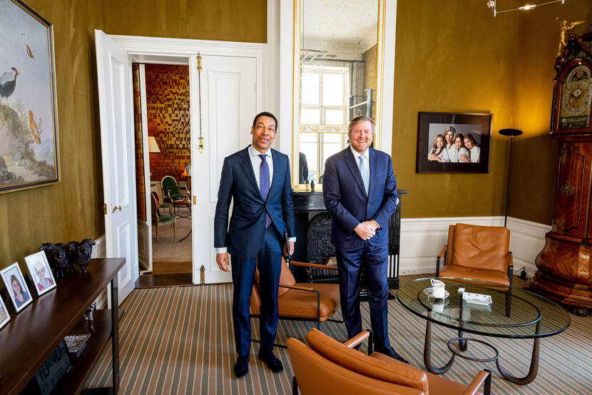 Minister Franc Weerwind (Rechtsbescherming) naast Koning Willem-Alexander.