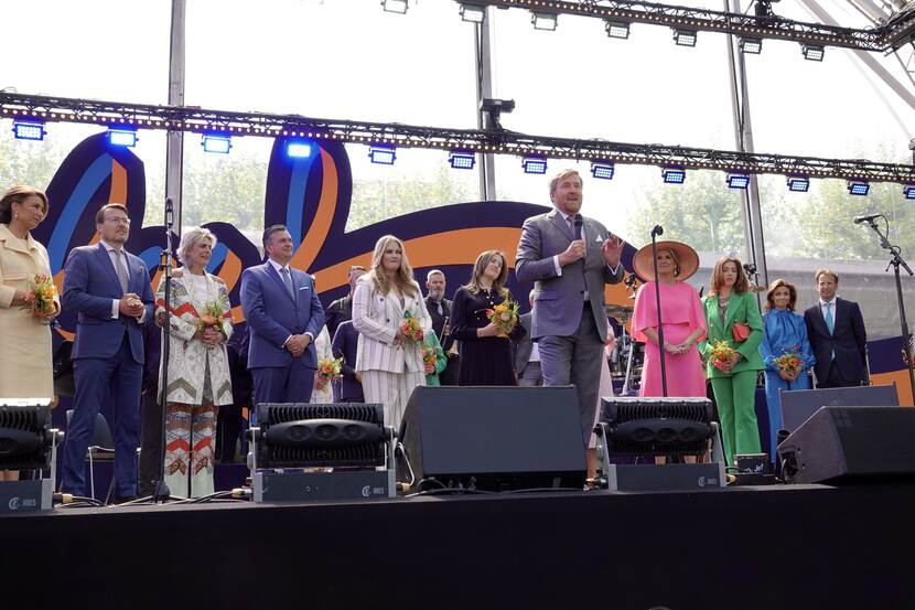 Koning Willem-Alexander spreekt een slotwoord tijdens Koningsdag 2022 op het Vrijthof in Maastricht