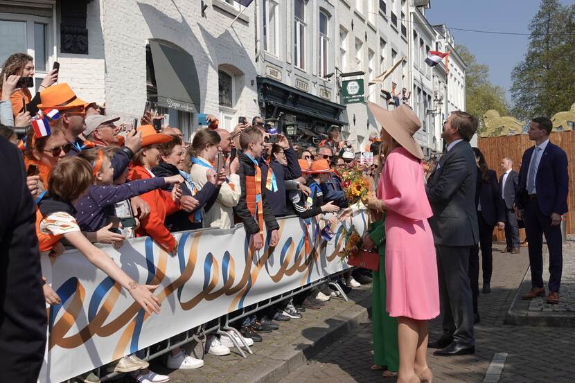 De Koninklijke familie op de route van Koningsdag 2022 in Maastricht
