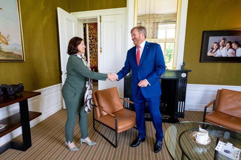 Koning Willem-Alexander ontvangt op Paleis Huis ten Bosch minister Helder voor Langdurige Zorg en Sport