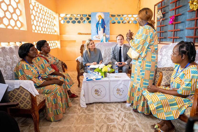 Op het platteland van Ivoorkust bezoekt Koningin Máxima een dorpsgemeenschap met plattelandsvrouwen in Abobo