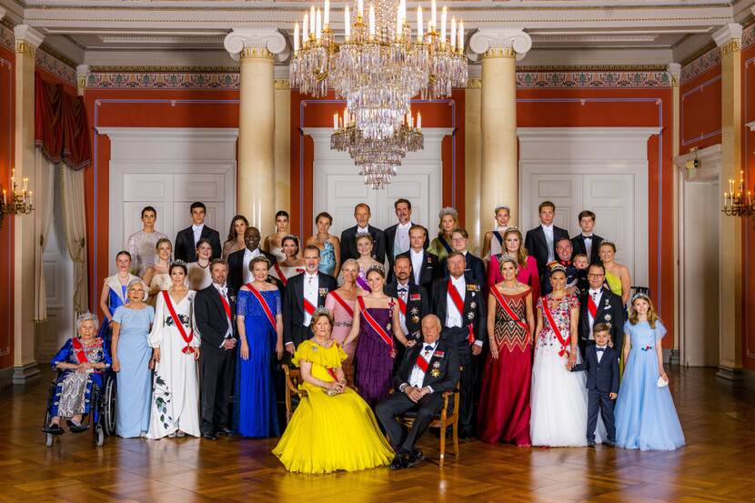 Koning Willem-Alexander, Koningin Máxima en de Prinses van Oranje zijn bij een galadiner ter ere van de achttiende verjaardag van Prinses Ingrid Alexandra van Noorwegen