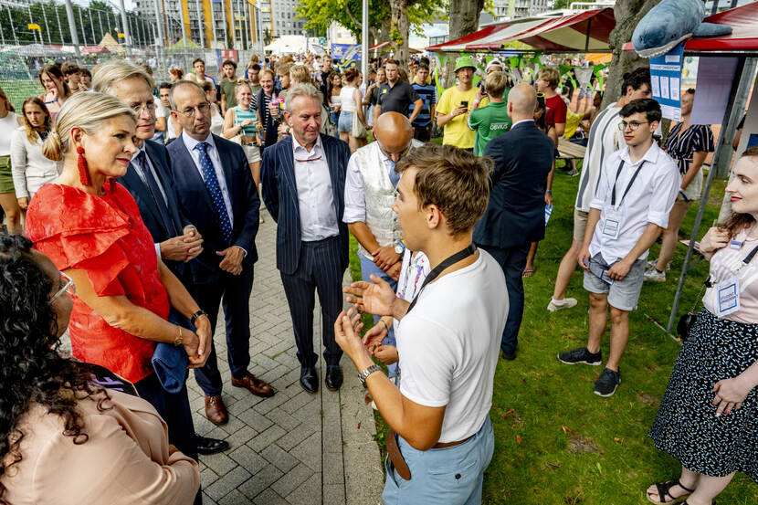 Koningin Máxima en minister Dijkgraaf bezoeken ontvangstweek voor nieuwe studenten in Delft