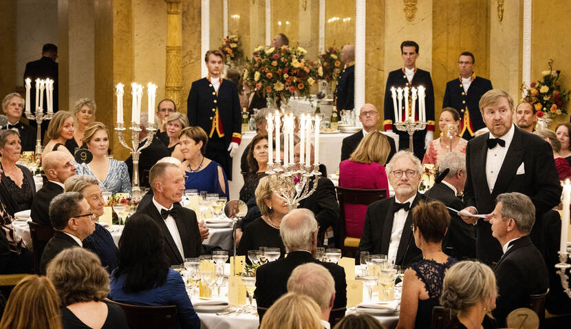 Koning Willem-Alexander, Koningin Máxima en de Prinses van Oranje bieden de leden van de Raad van State een diner aan op Paleis Noordeinde