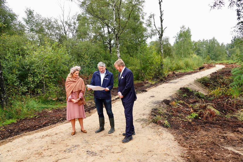 Koning Willem-Alexander en Koningin Máxima krijgen tijdens een wandeling een toelichting op Natura 2000-natuurgebied De Deurnsche Peel
