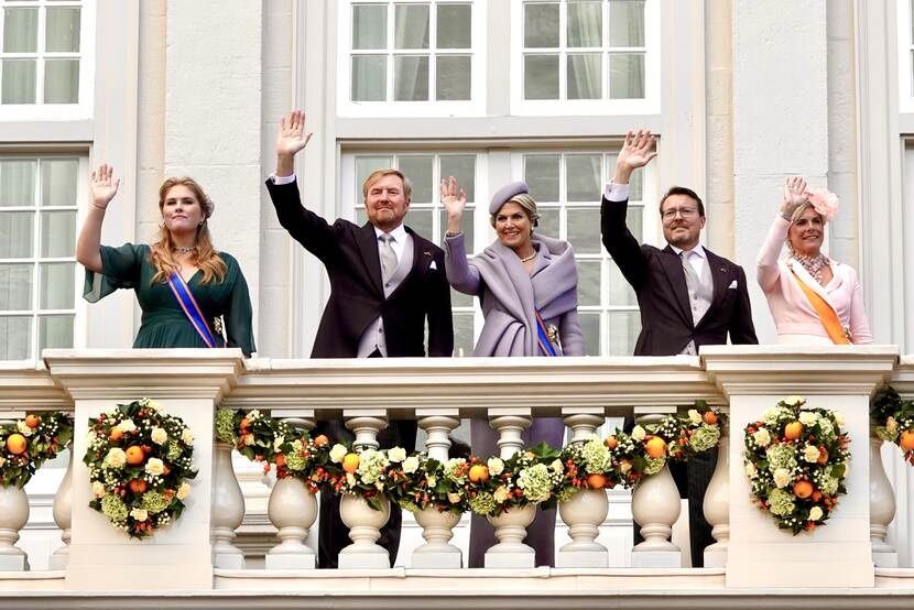 De Prinses van Oranje, Koning Willem-Alexander, Koningin Máxima, Prins Constantijn en Prinses Laurentien op het balkon van Paleis Noordeinde