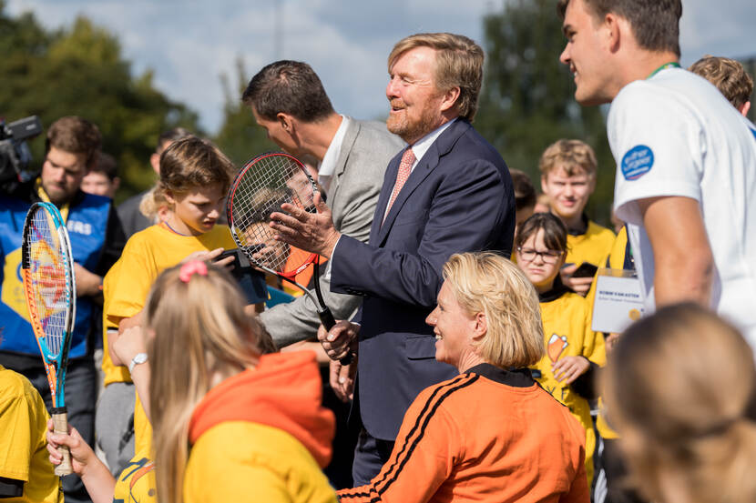 Koning Willem-Alexander met een tennisracket bij De Open Dag van de Cruyff Foundation