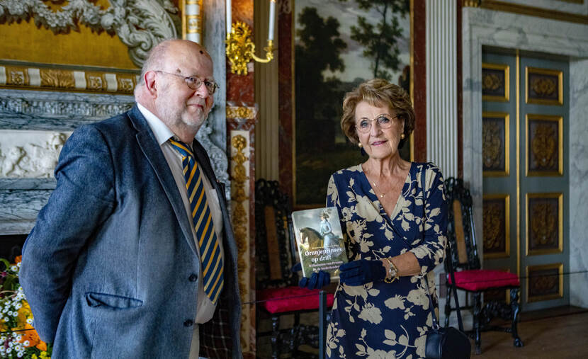 Prinses Margriet neemt het eerste exemplaar in ontvangst van het boek ‘Oranjeprinses op drift. Wilhelmina van Pruisen en de Nederlanders’.
