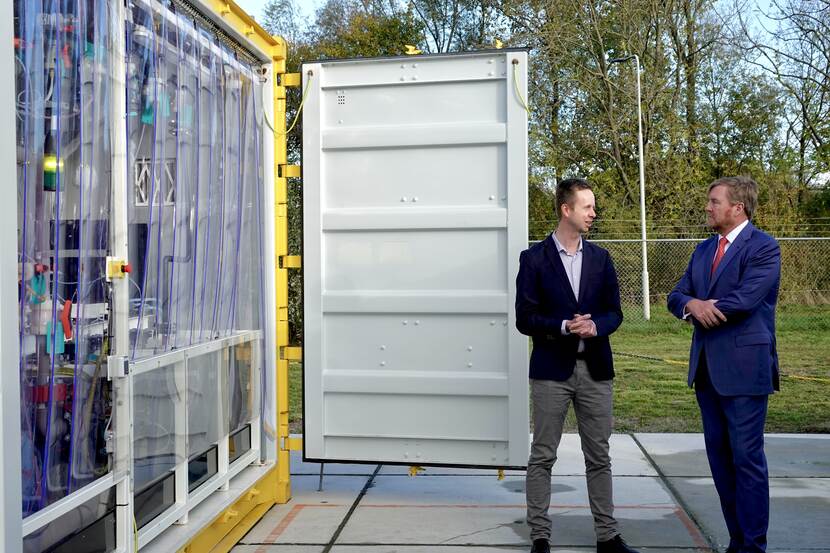 Koning Willem-Alexander brengt een werkbezoek aan het waterstofcluster op Industriepark Kleefse Waard in Arnhem