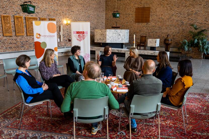 Koningin Máxima brengt een werkbezoek aan de Sociale Kruidenier in Amsterdam