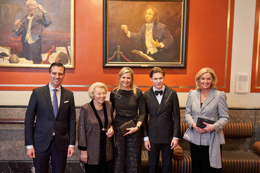 Koningin Máxima en Prinses Beatrix in gesprek met artistiek partner van het Koninklijk Conertgebouworkest Klaus Mäkelä