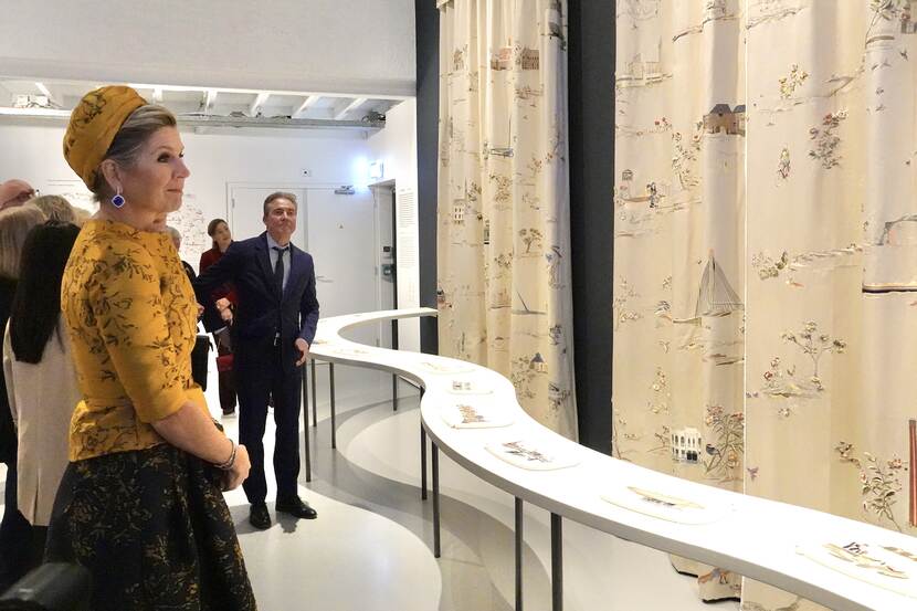 Koningin Máxima opent de tentoonstelling ‘Koninklijk borduren – verhalen en vakmanschap’ in het TextielMuseum