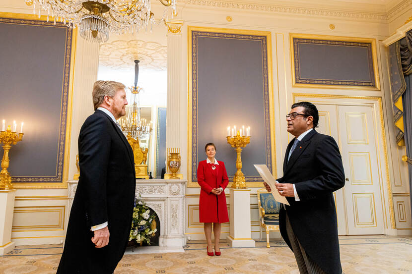 Ambassadeur van de Maldiven Omar Abdul Razzak biedt Koning Willem-Alexander zijn geloofsbrieven aan