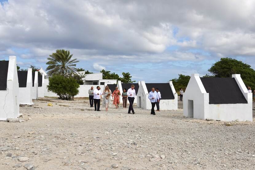 Koning Willem-Alexander, Koningin Máxima en de Prinses van Oranje bezoeken de 'slavenhutjes' op Bonaire