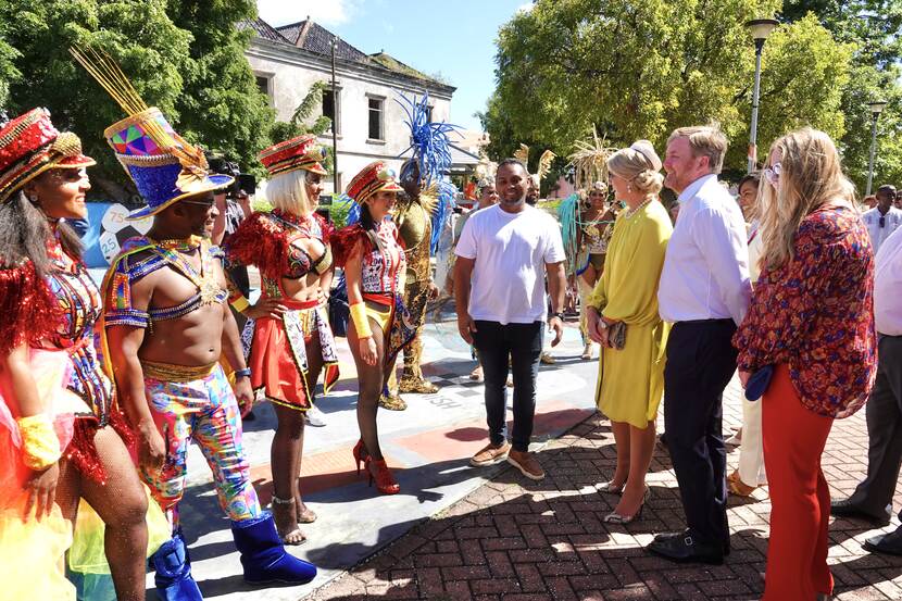 Koning Willem-Alexander, Koningin Máxima en Prinses van Oranje spreken dansers in Willemstad Curacao