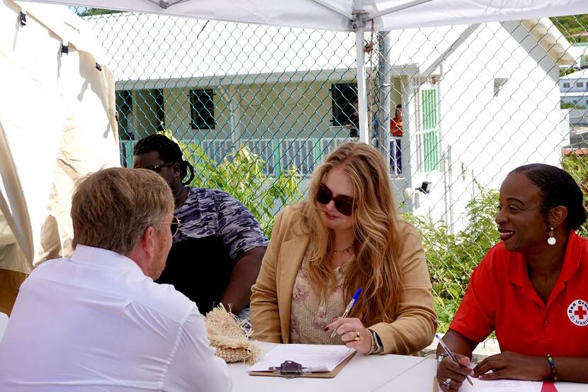 Koning Willem-Alexander en de Prinses van Oranje bij rampenbestrijdingsoefening Sint Maarten