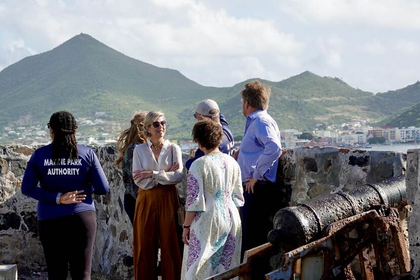 Koning Willem-Alexander, Koningin Máxima en de Prinses van Oranje op Fort Amsterdam in Sint Maarten