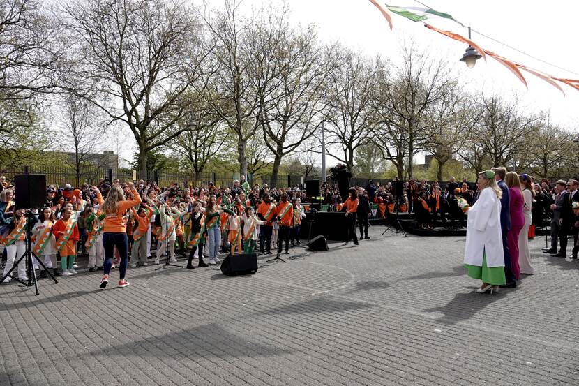 Kinderen uit de Afrikaanderwijk zingen samen met ZangExpress het voor Koningsdag 2023 gecomponeerde lied ‘Kings & Queens’