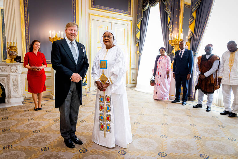 Ambassadeur van de Republiek Guinee, H.E. Aïssatou Doukoure, overhandigt op Paleis Noordeinde haar geloofsbrieven aan Koning Willem-Alexander