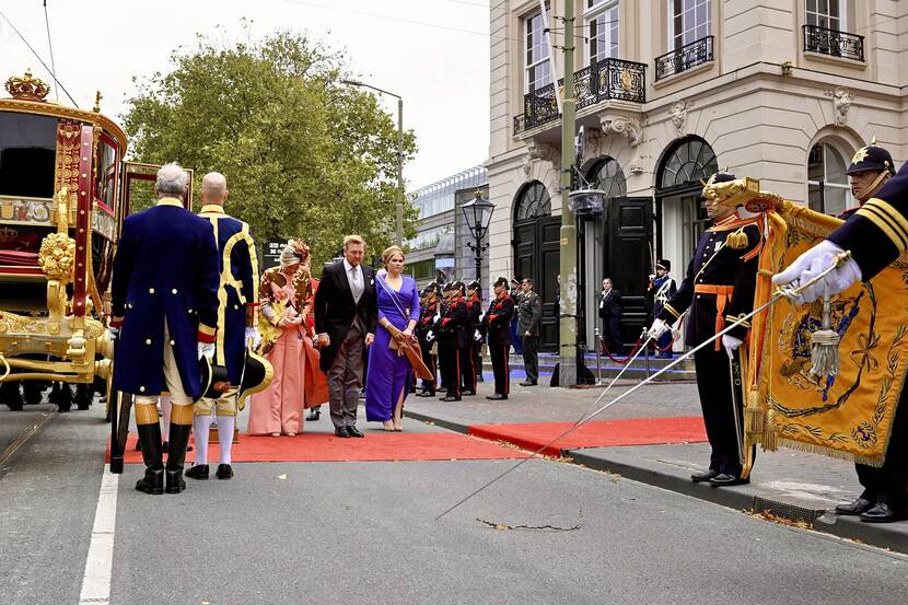 Koning Willem-Alexander, Koningin Máxima en de Prinses van Oranje groeten het vaandel bij de Koninklijke Schouwburg tijdens Prinsjesdag 2023