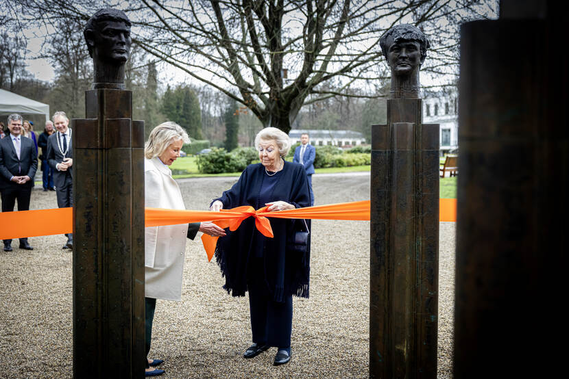 Prinses Beatrix onthult monument ‘Het Koninklijk Gezin’