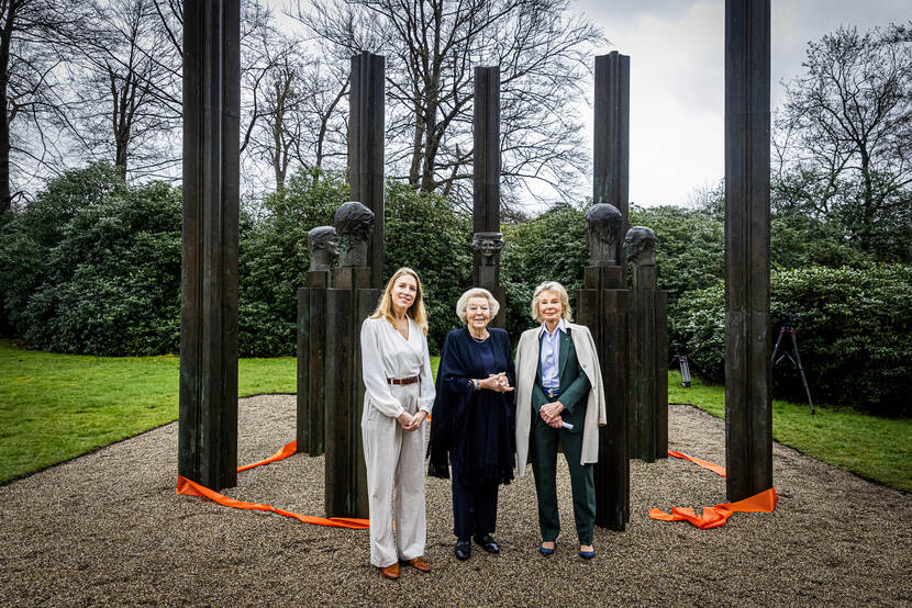 Prinses Beatrix onthult monument ‘Het Koninklijk Gezin’