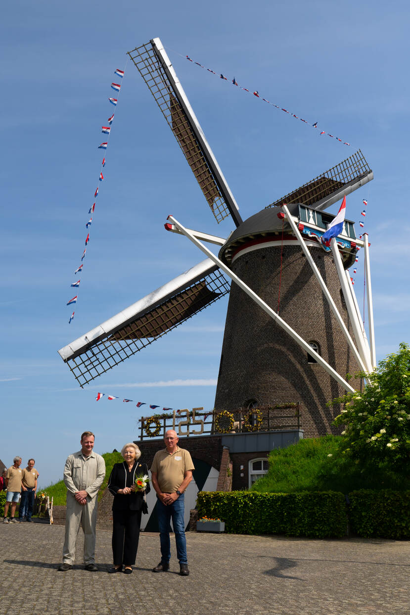 Prinses Beatrix bezoekt 125-jarige molen ‘Eendracht Maakt Macht’