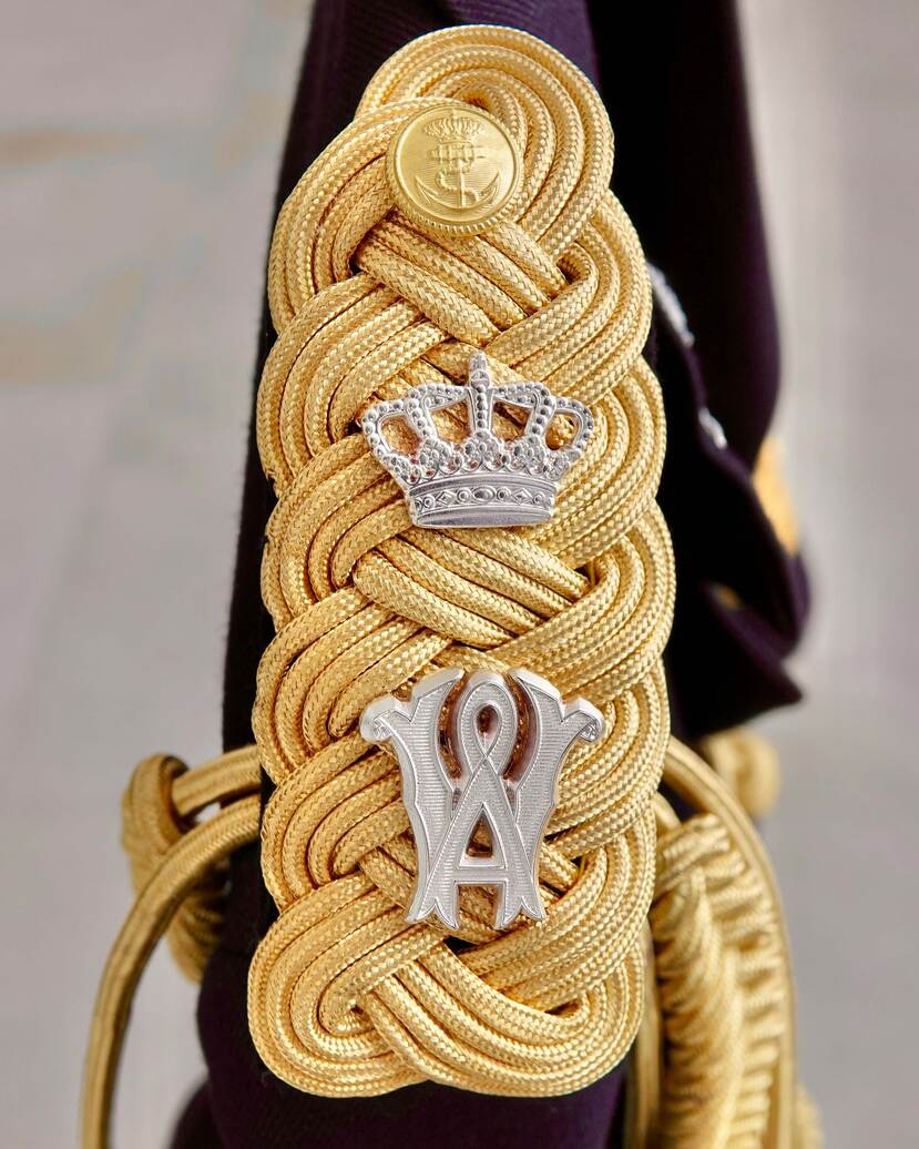 Het monogram op de schouder van een uniform van de Koninklijke Marine.