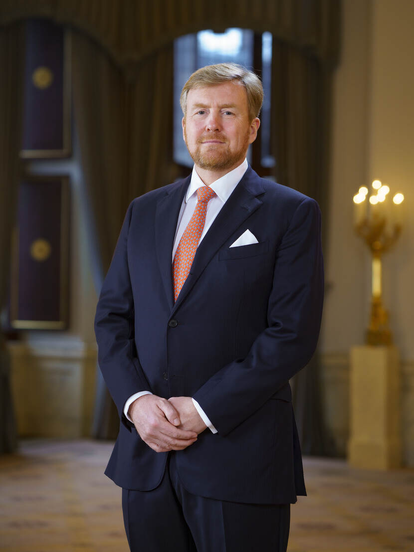 Koning Willem-Alexander, 2020, met kaarslicht, staande foto